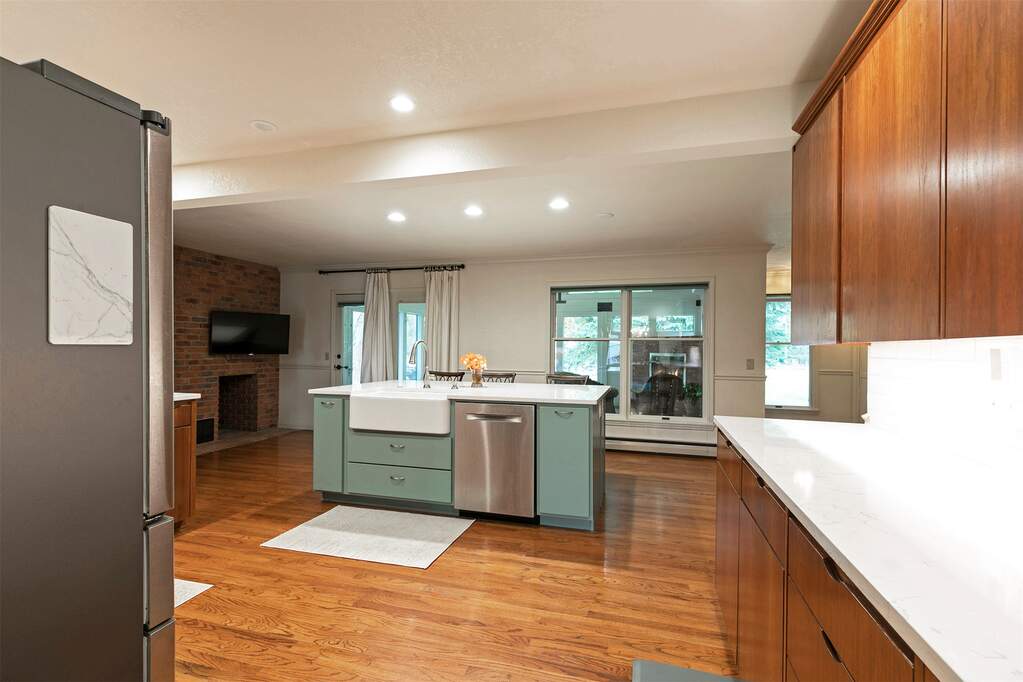 6 Bedroom Single Family Home/House's Image 15