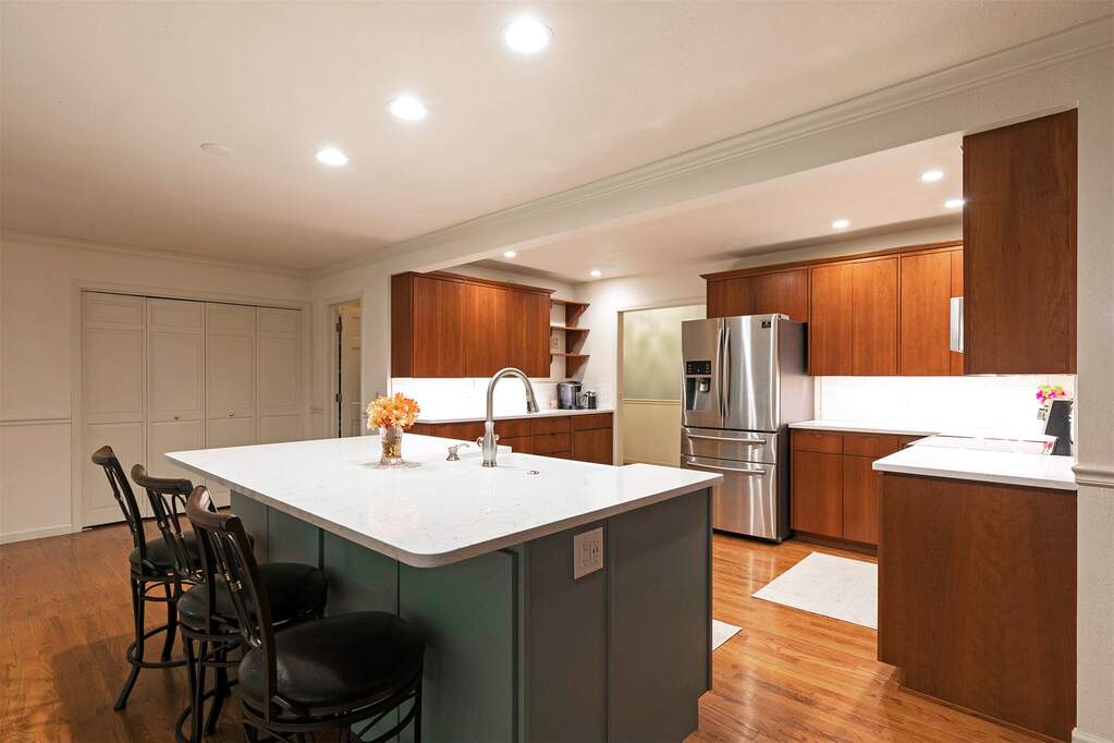 6 Bedroom Single Family Home/House's Image 3