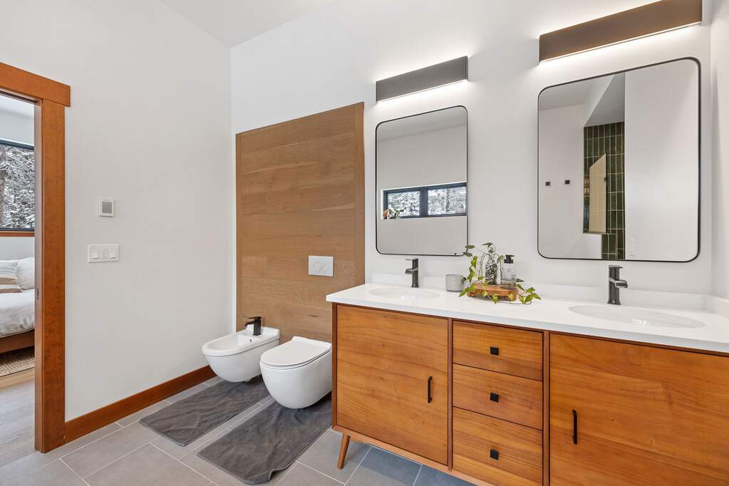 5 Bedroom Single Family Home/House's Image 9