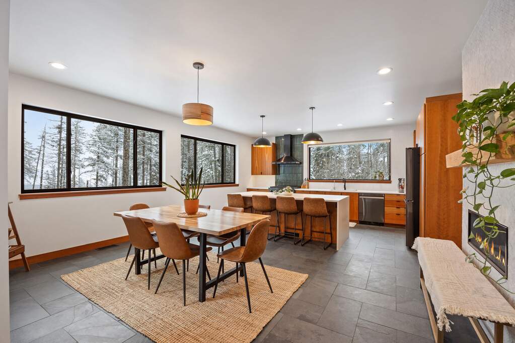 5 Bedroom Single Family Home/House's Image 3