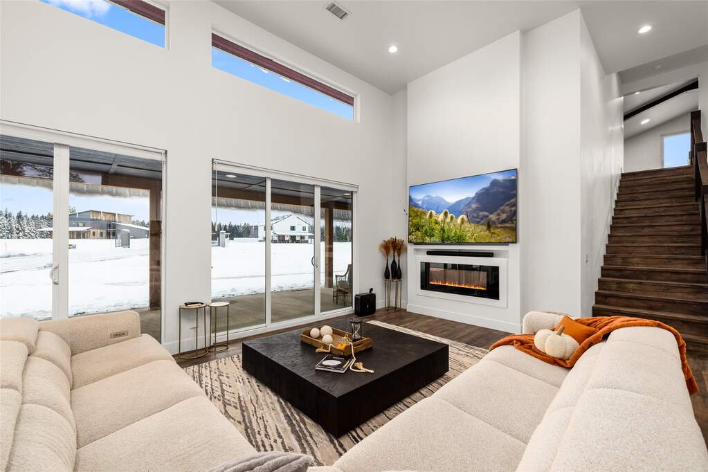 7 Bedroom Single Family Home/House's Image 7