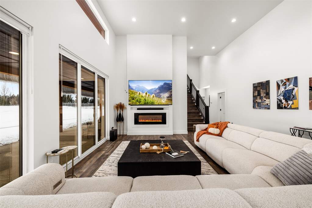 7 Bedroom Single Family Home/House's Image 8