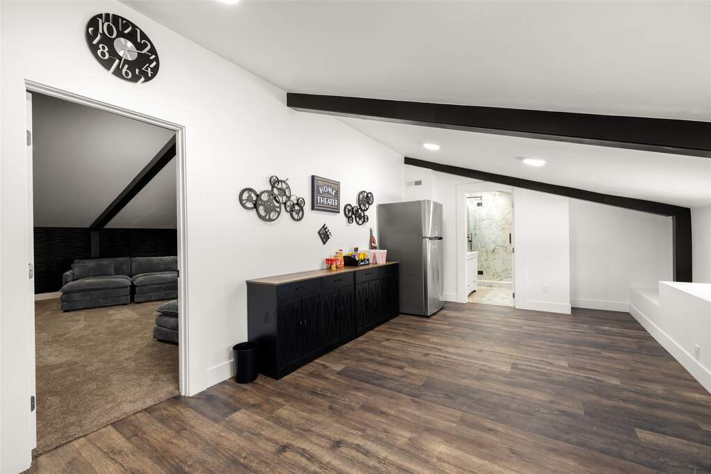 7 Bedroom Single Family Home/House's Image 28