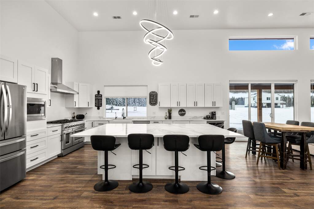 7 Bedroom Single Family Home/House's Image 3