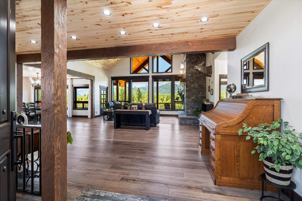 6 Bedroom Single Family Home/House's Image 11