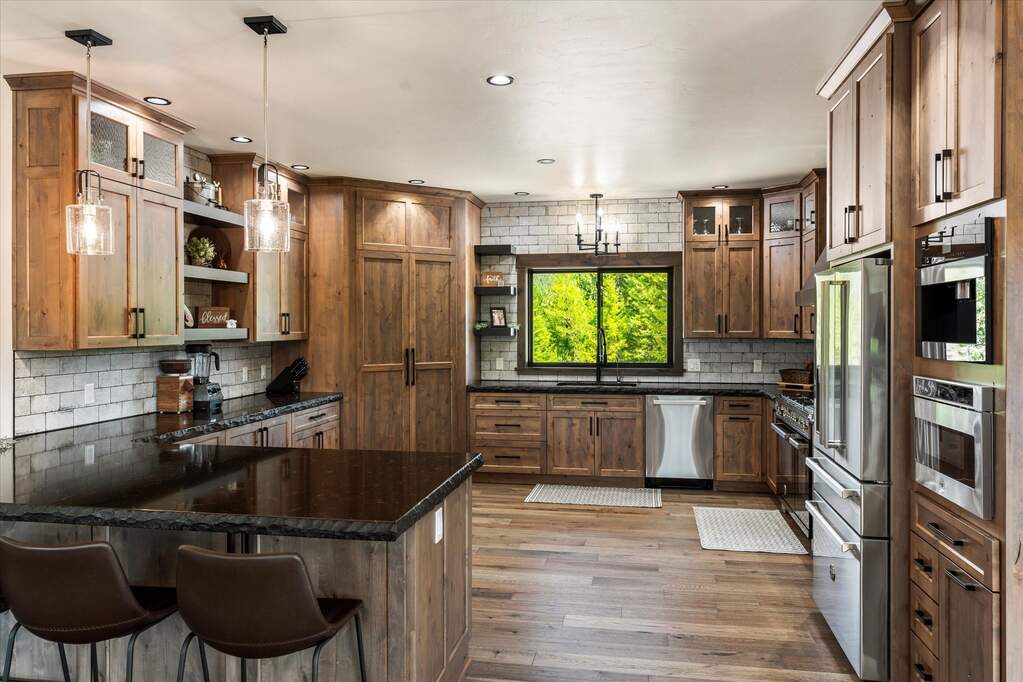 6 Bedroom Single Family Home/House's Image 15