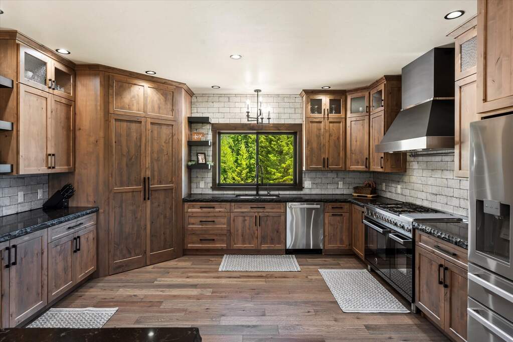6 Bedroom Single Family Home/House's Image 16