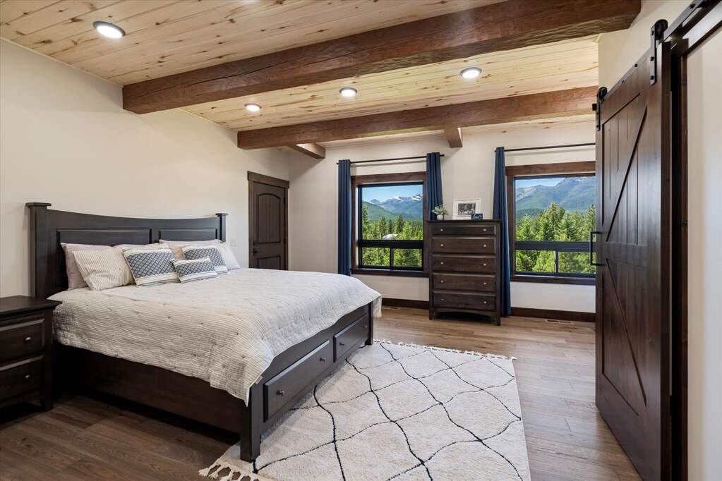 6 Bedroom Single Family Home/House's Image 27