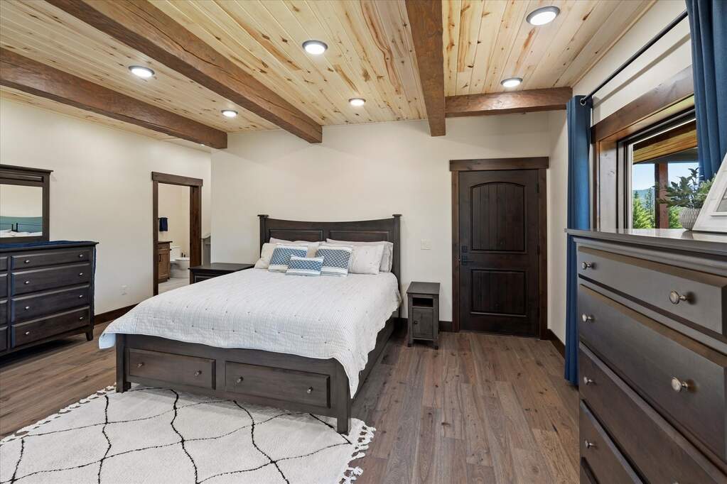 6 Bedroom Single Family Home/House's Image 28