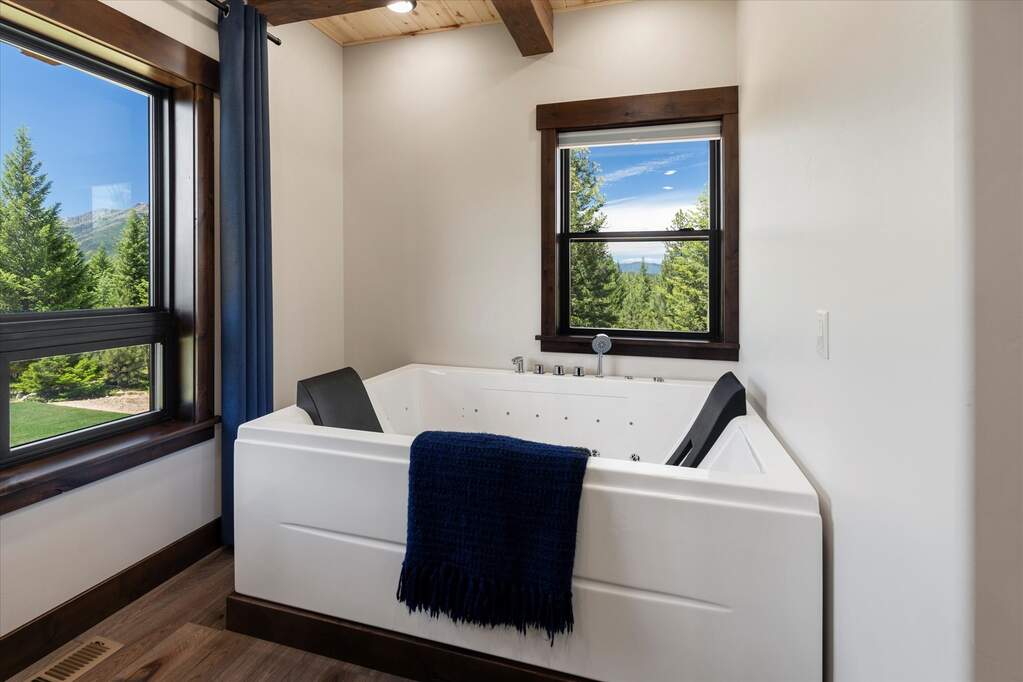 6 Bedroom Single Family Home/House's Image 30