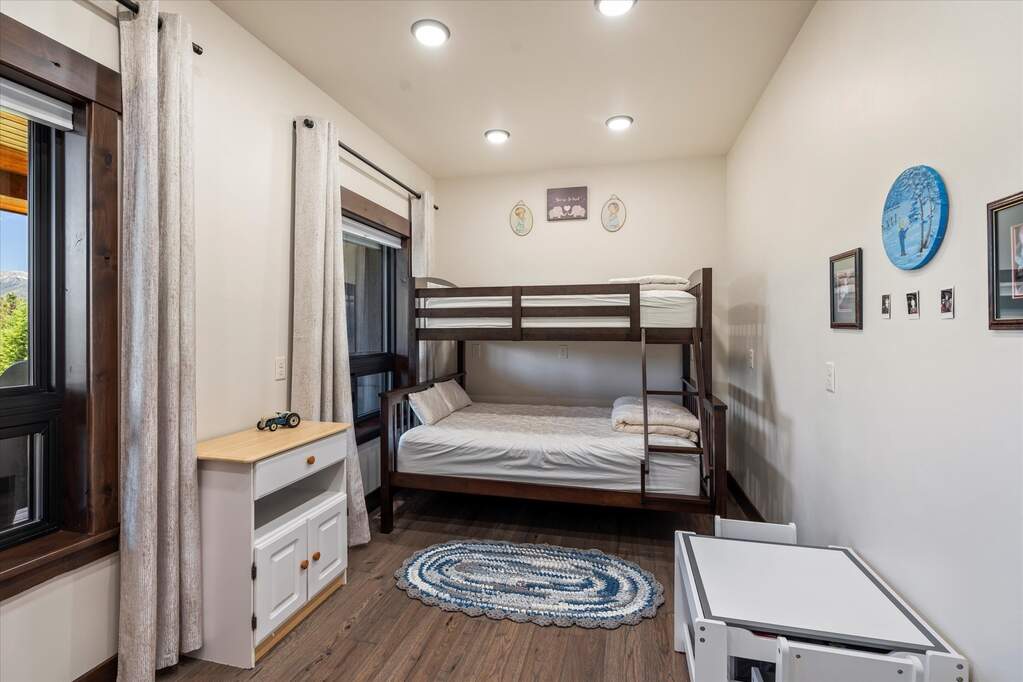6 Bedroom Single Family Home/House's Image 34