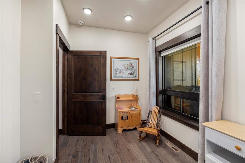 6 Bedroom Single Family Home/House's Image 35
