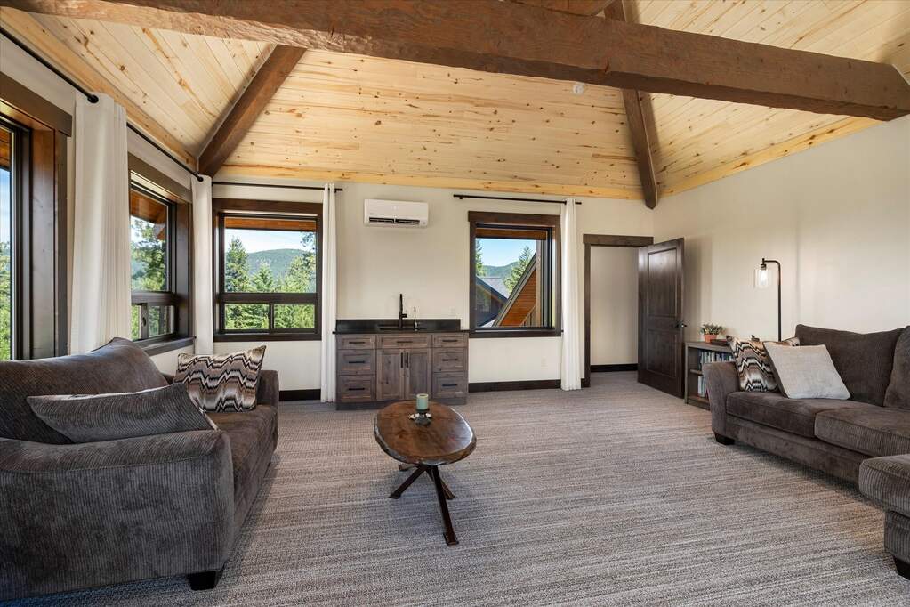 6 Bedroom Single Family Home/House's Image 41