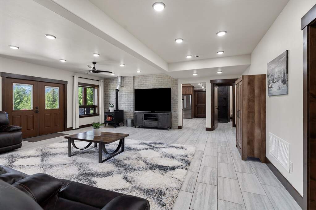 6 Bedroom Single Family Home/House's Image 48