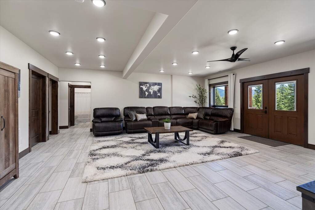 6 Bedroom Single Family Home/House's Image 49