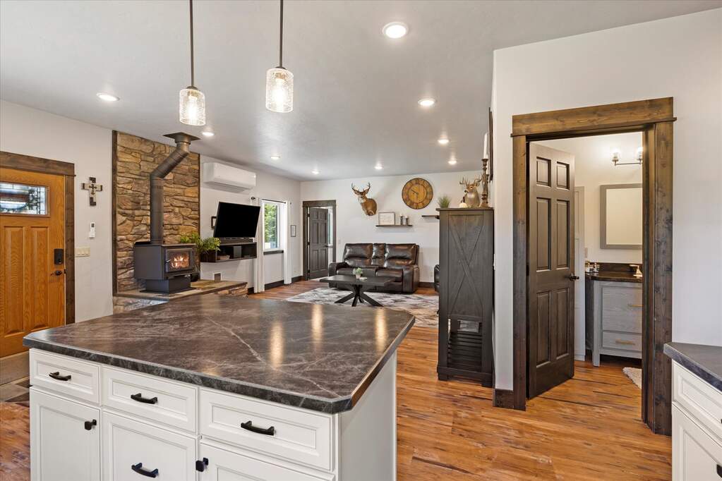6 Bedroom Single Family Home/House's Image 79