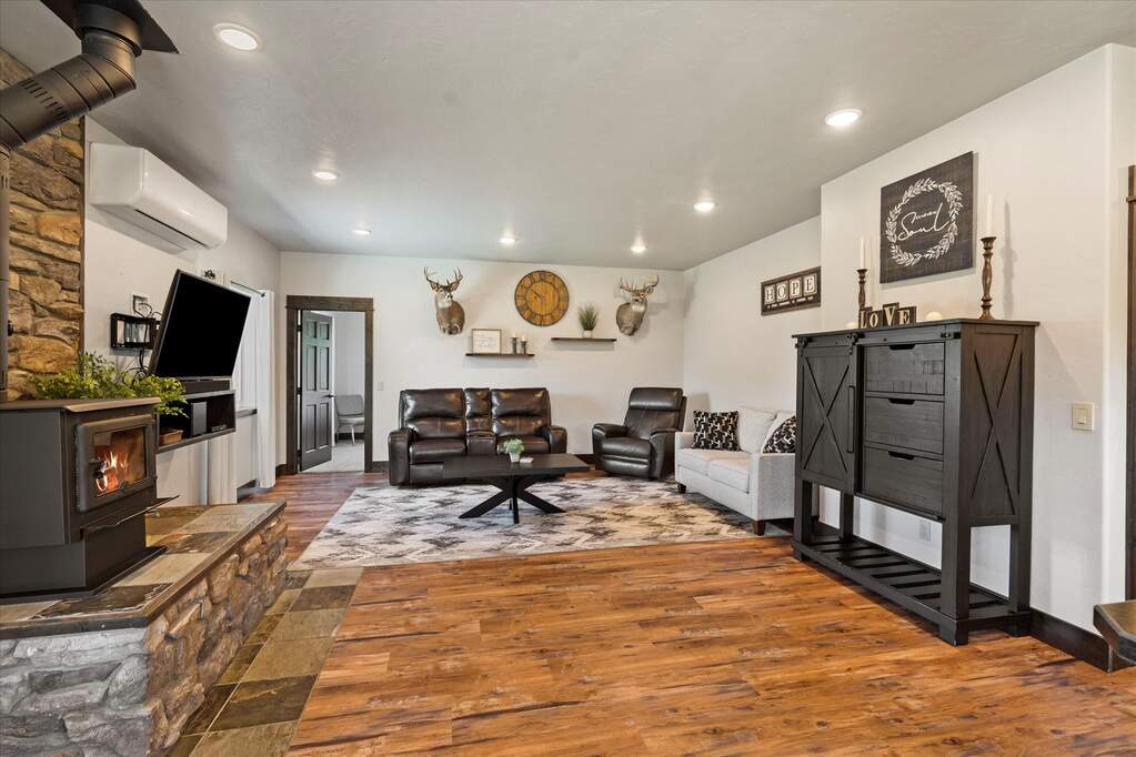 6 Bedroom Single Family Home/House's Image 80