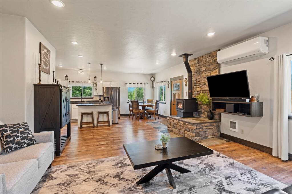 6 Bedroom Single Family Home/House's Image 81