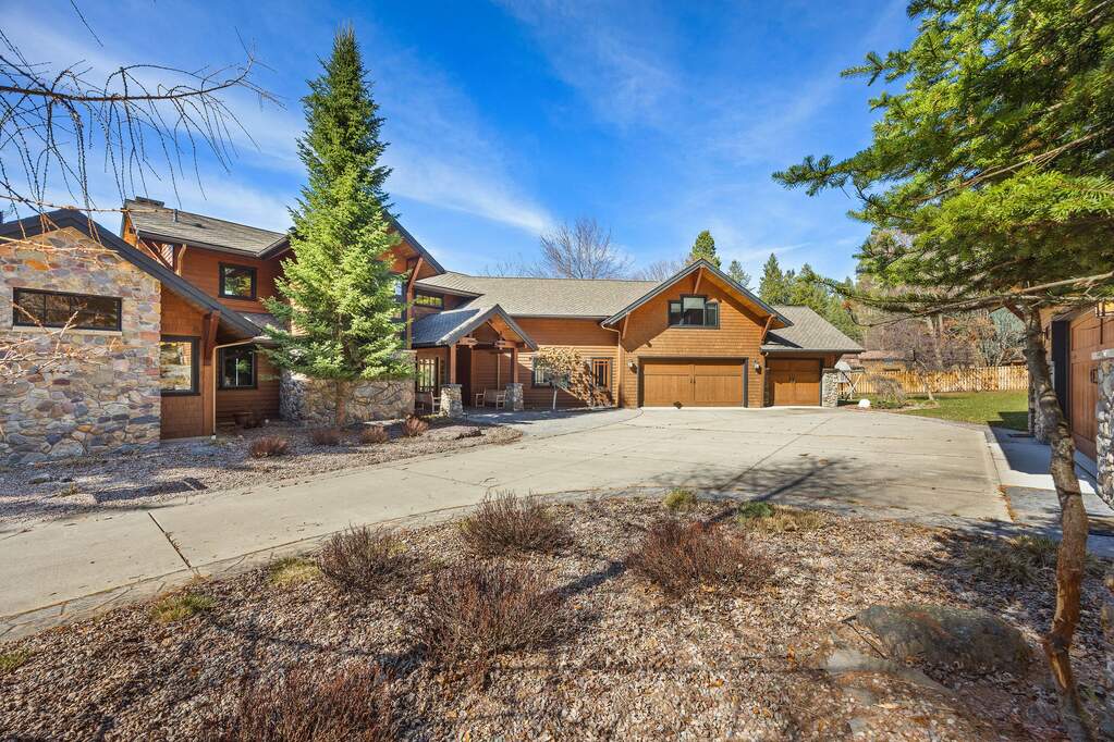 5 Bedroom Single Family Home/House's Image 3