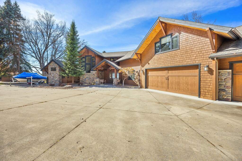 5 Bedroom Single Family Home/House's Image 4