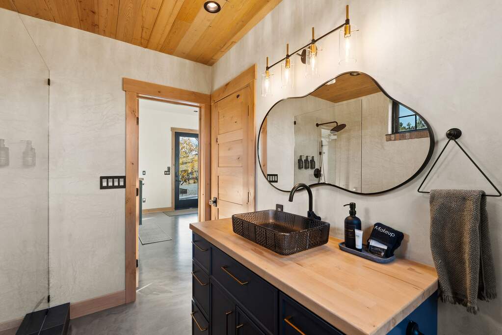 5 Bedroom Single Family Home/House's Image 9