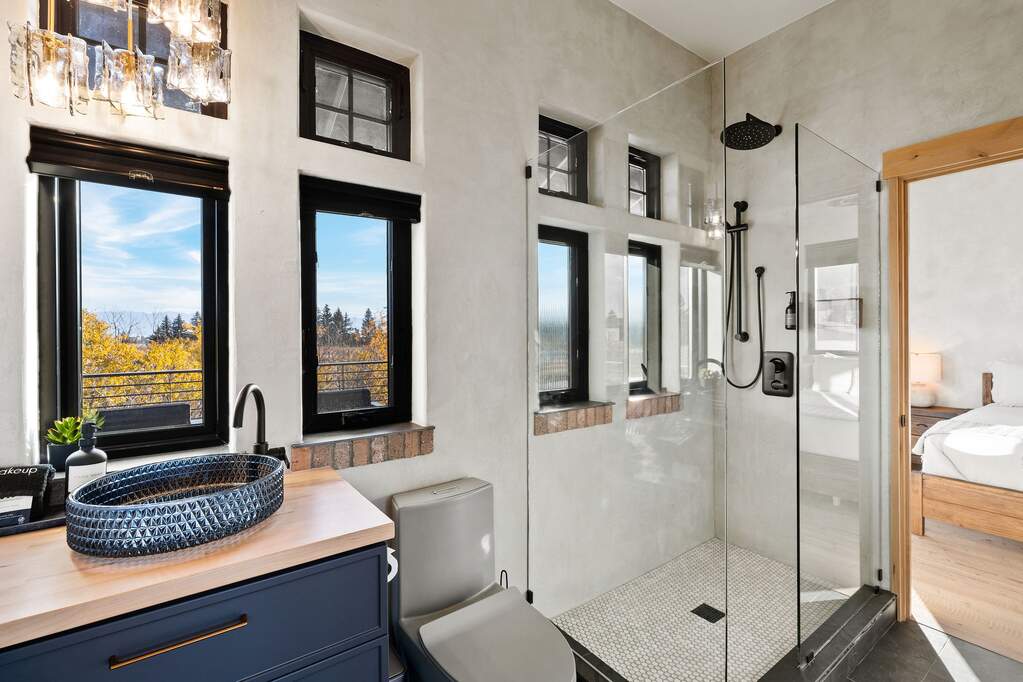 5 Bedroom Single Family Home/House's Image 15