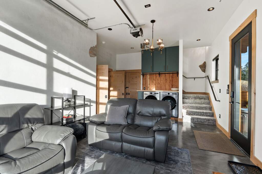 5 Bedroom Single Family Home/House's Image 3