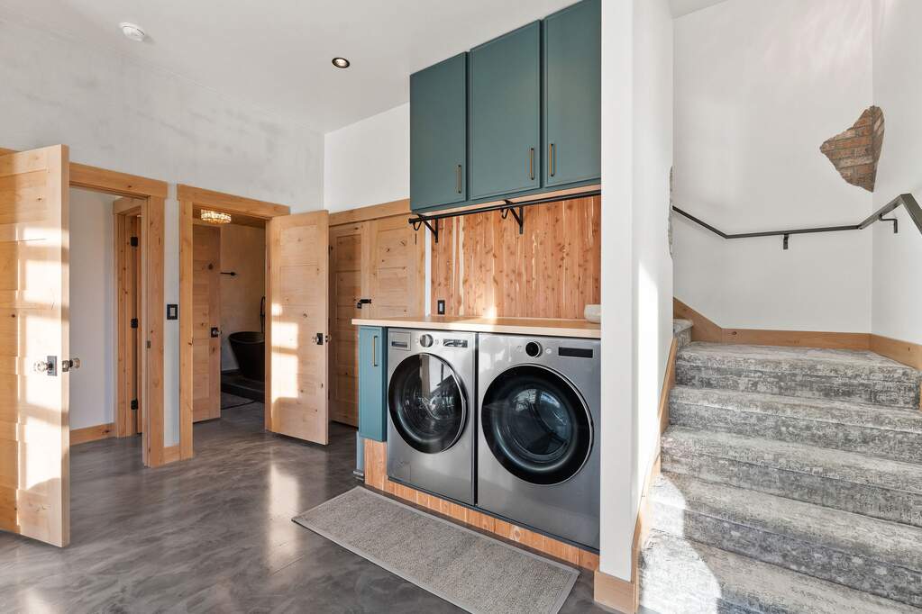 5 Bedroom Single Family Home/House's Image 4