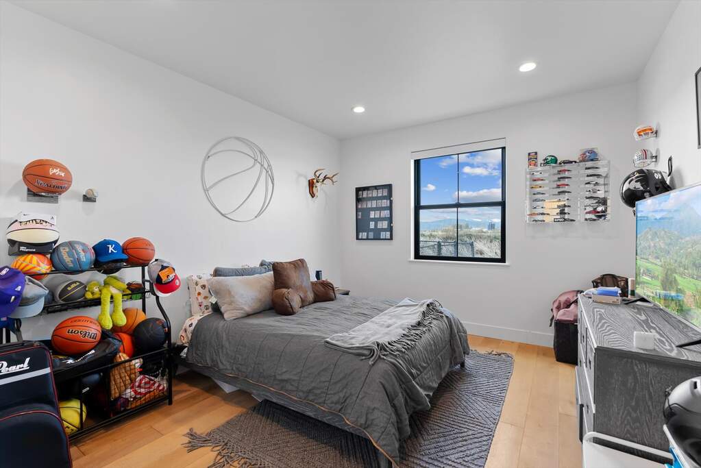 5 Bedroom Single Family Home/House's Image 20