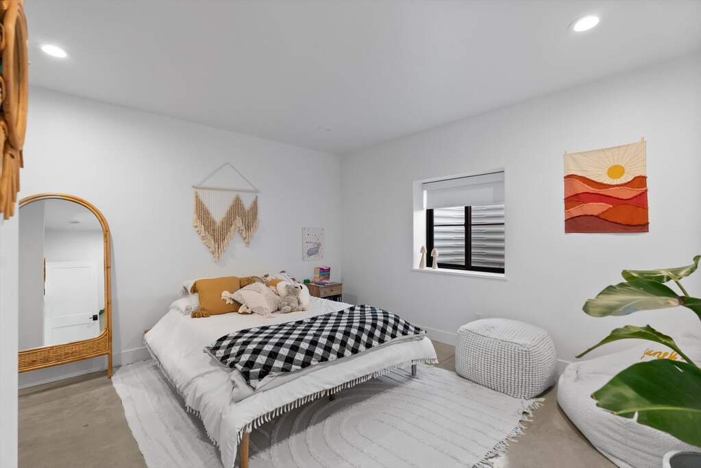 5 Bedroom Single Family Home/House's Image 28