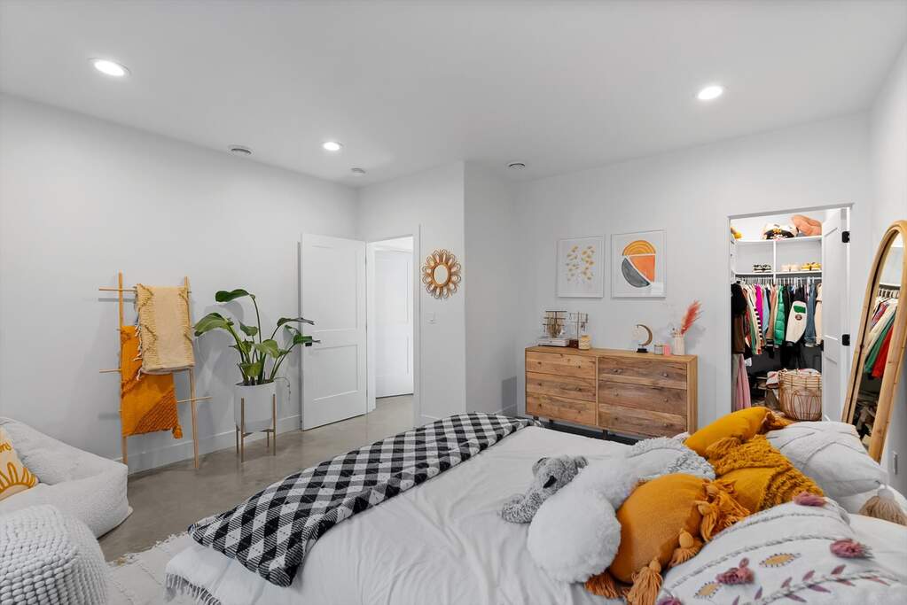 5 Bedroom Single Family Home/House's Image 29