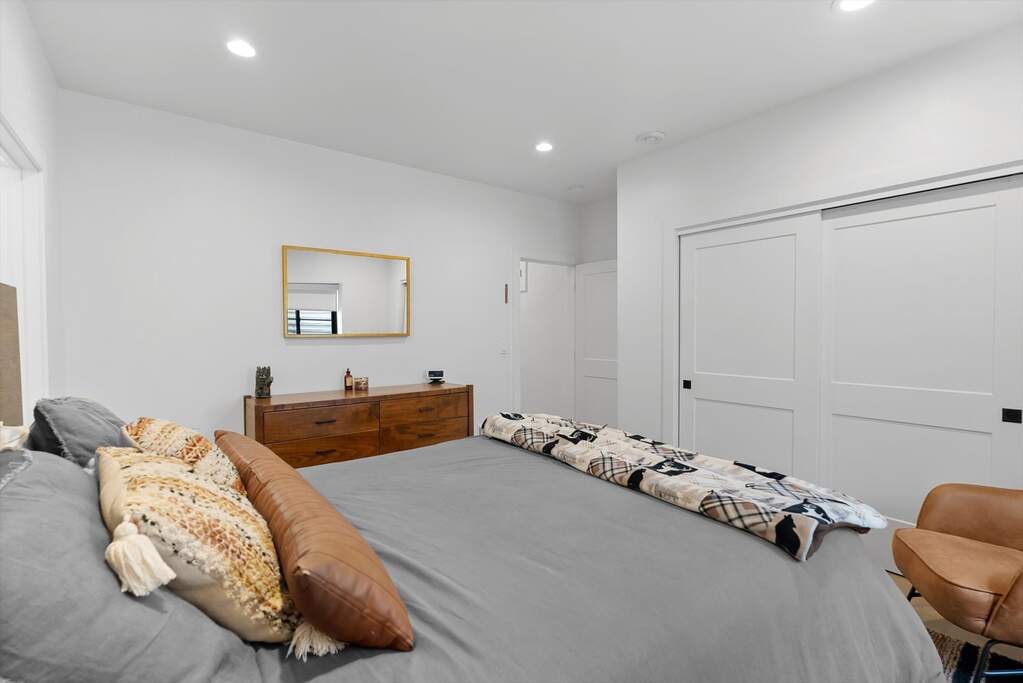 5 Bedroom Single Family Home/House's Image 32