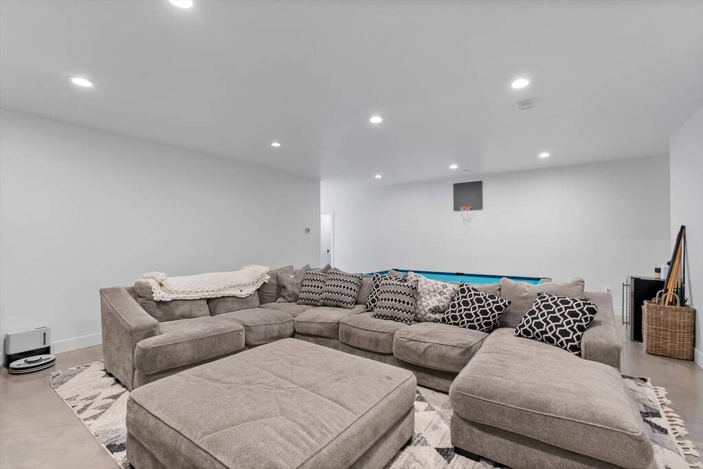 5 Bedroom Single Family Home/House's Image 35