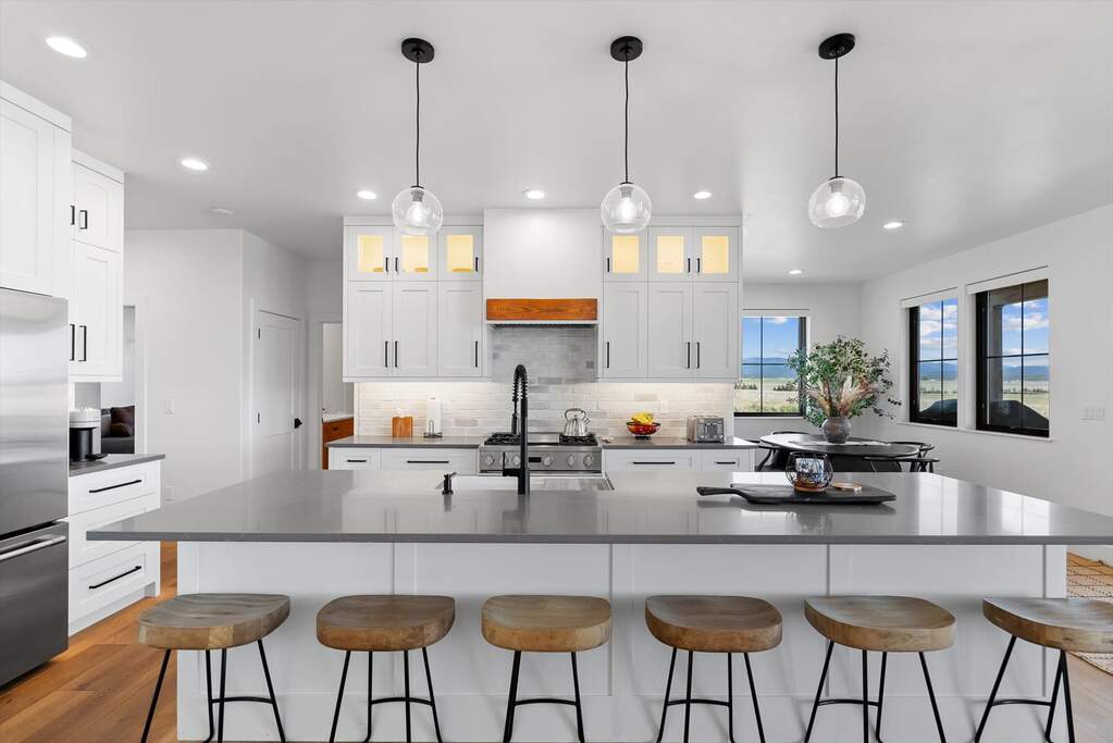 5 Bedroom Single Family Home/House's Image 3