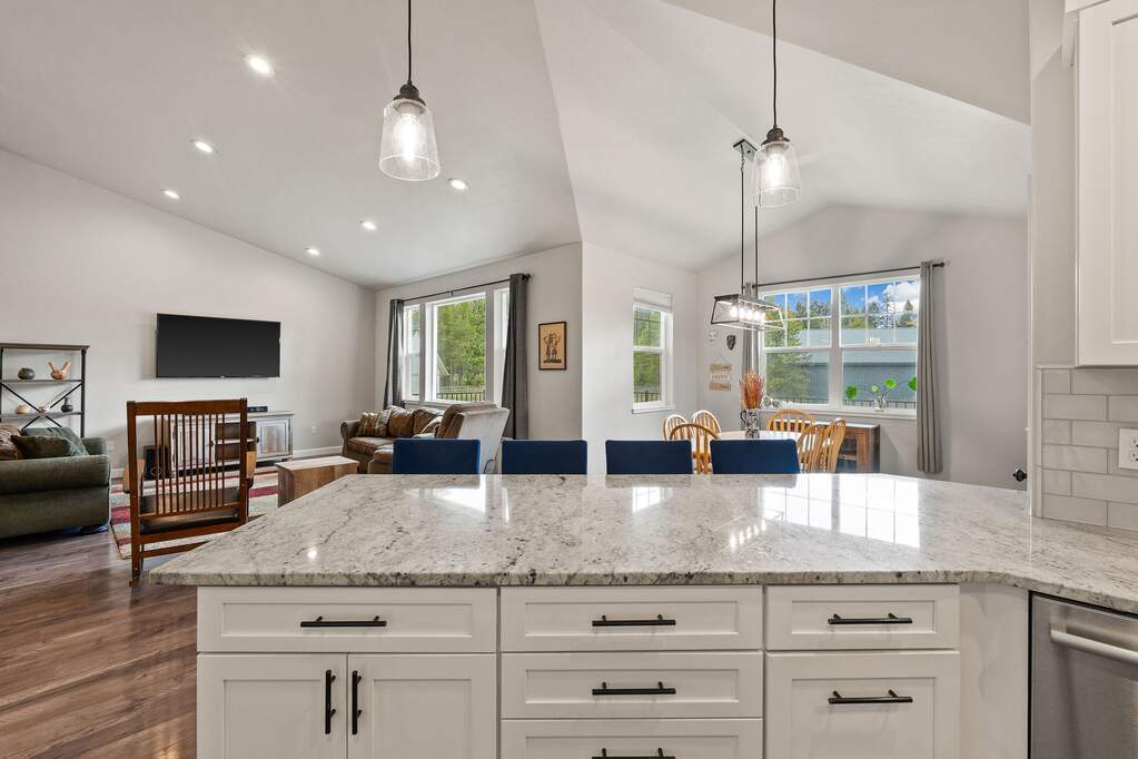 6 Bedroom Single Family Home/House's Image 10