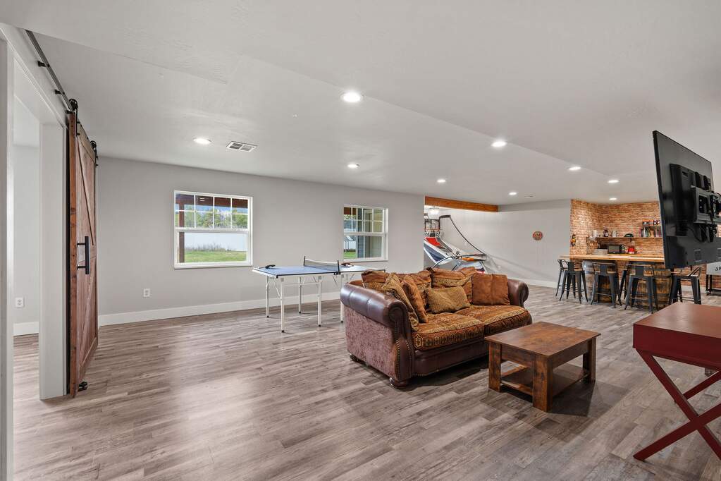 6 Bedroom Single Family Home/House's Image 26