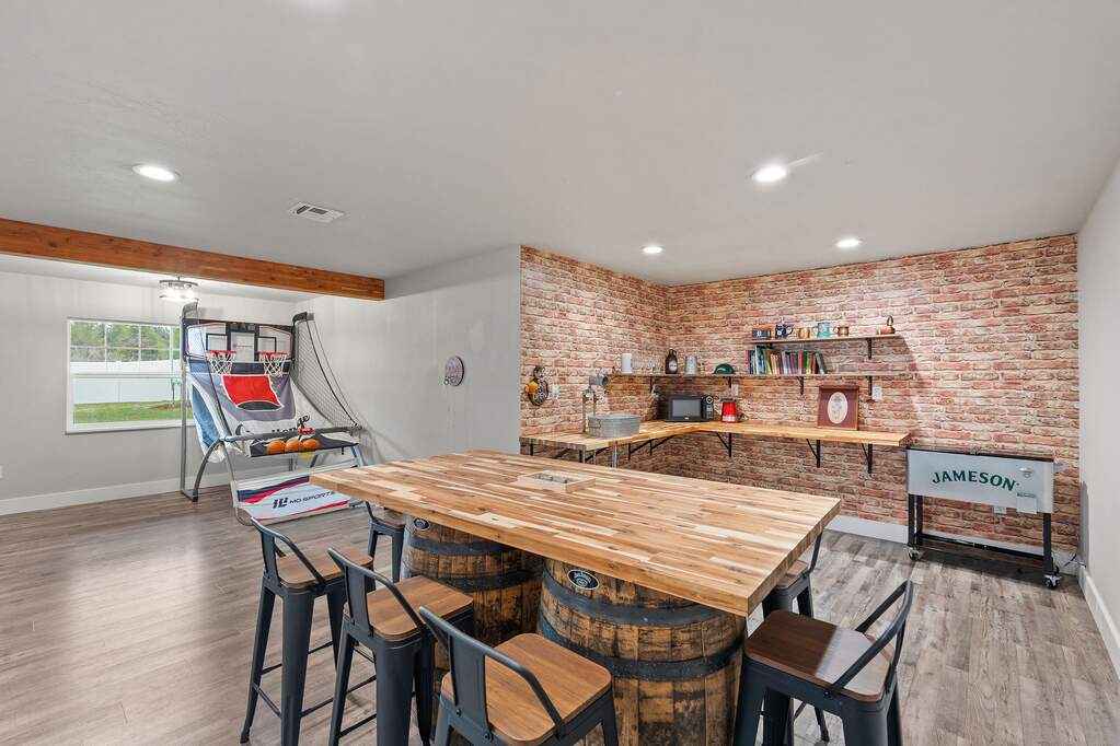 6 Bedroom Single Family Home/House's Image 28