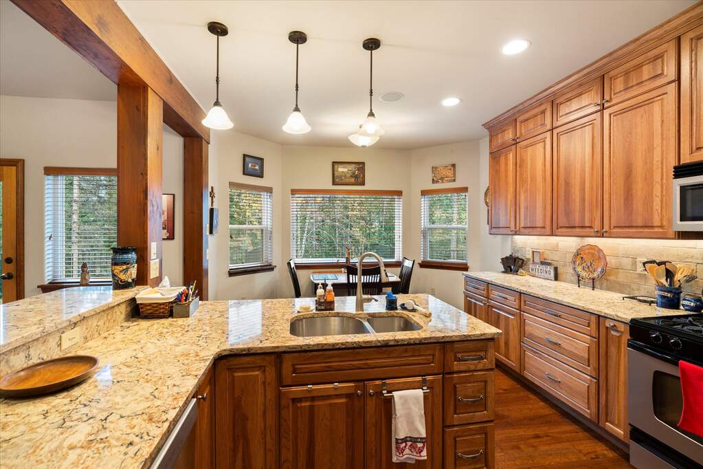 5 Bedroom Single Family Home/House's Image 12
