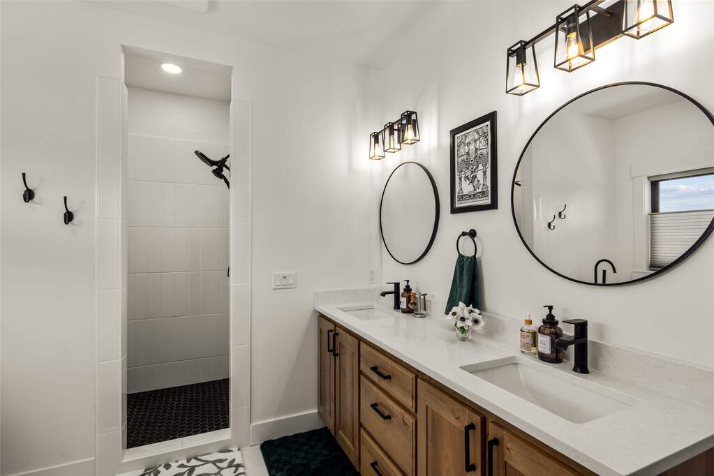 5 Bedroom Single Family Home/House's Image 38