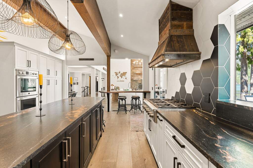 7 Bedroom Single Family Home/House's Image 11
