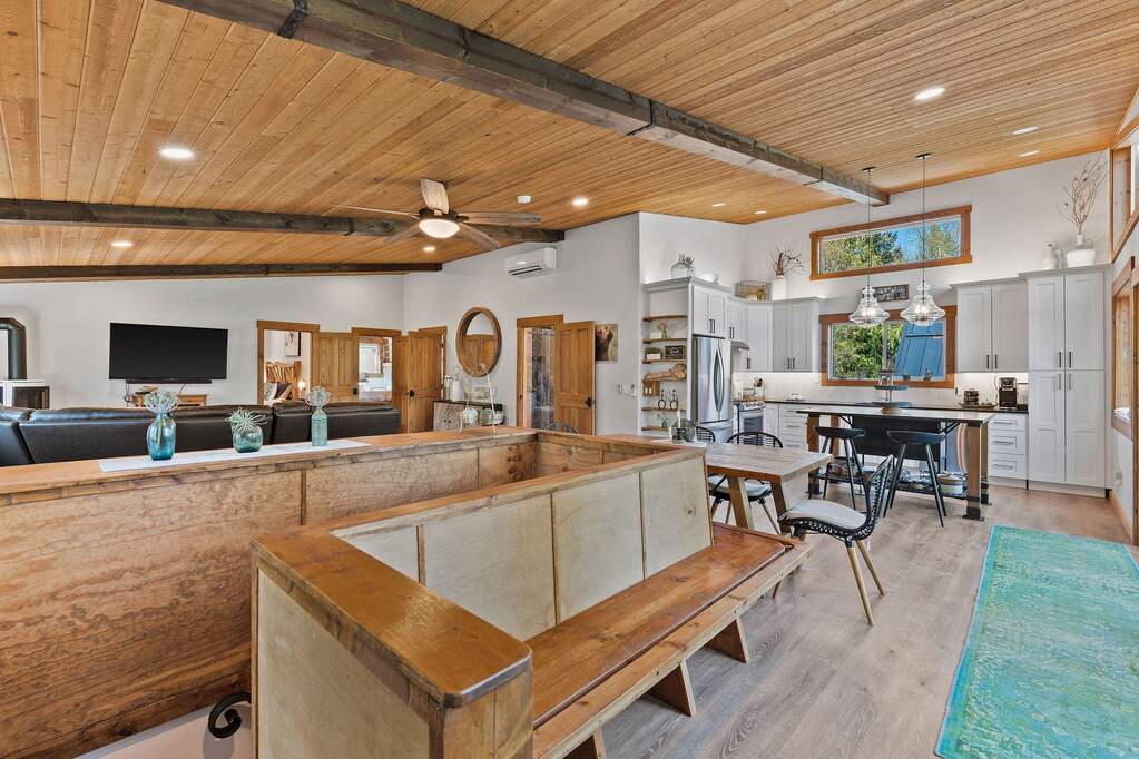7 Bedroom Single Family Home/House's Image 24