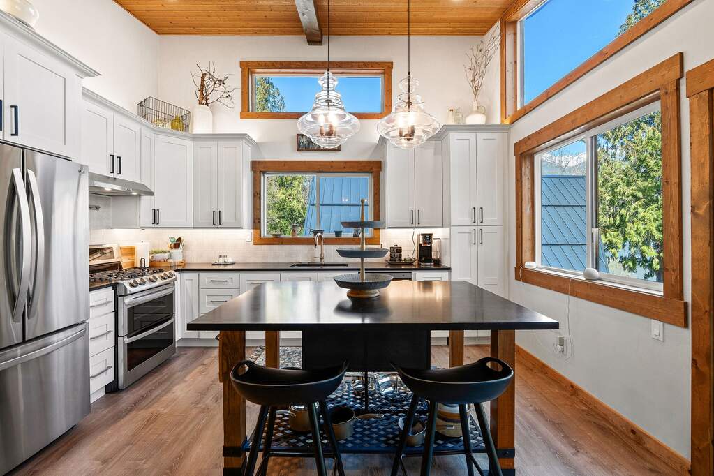 7 Bedroom Single Family Home/House's Image 25