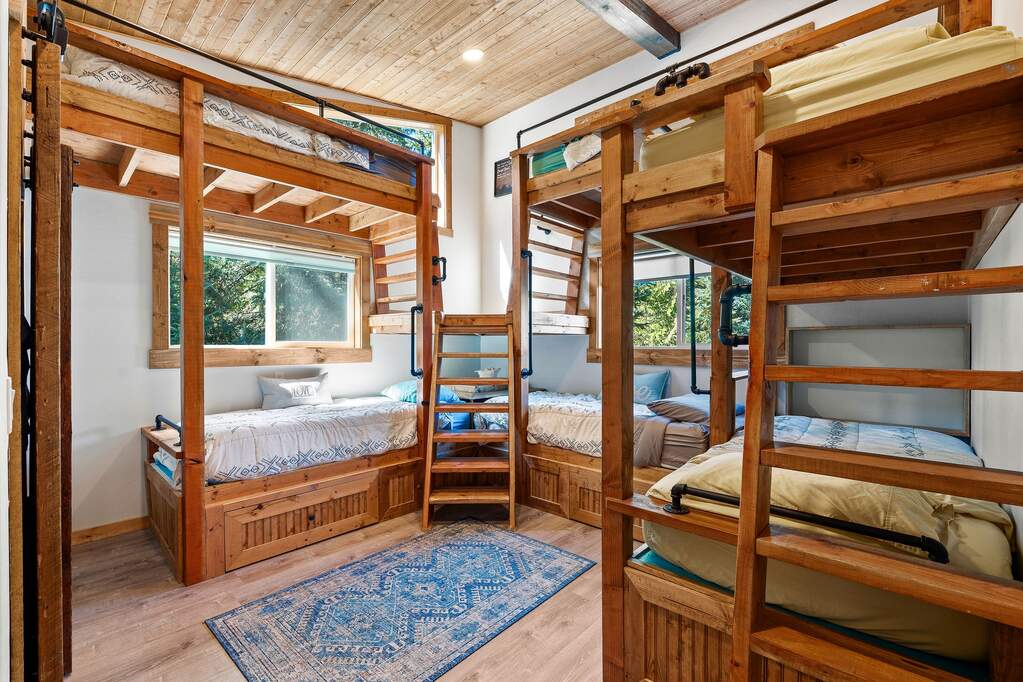 7 Bedroom Single Family Home/House's Image 35