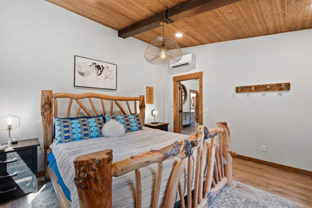 7 Bedroom Single Family Home/House's Image 37