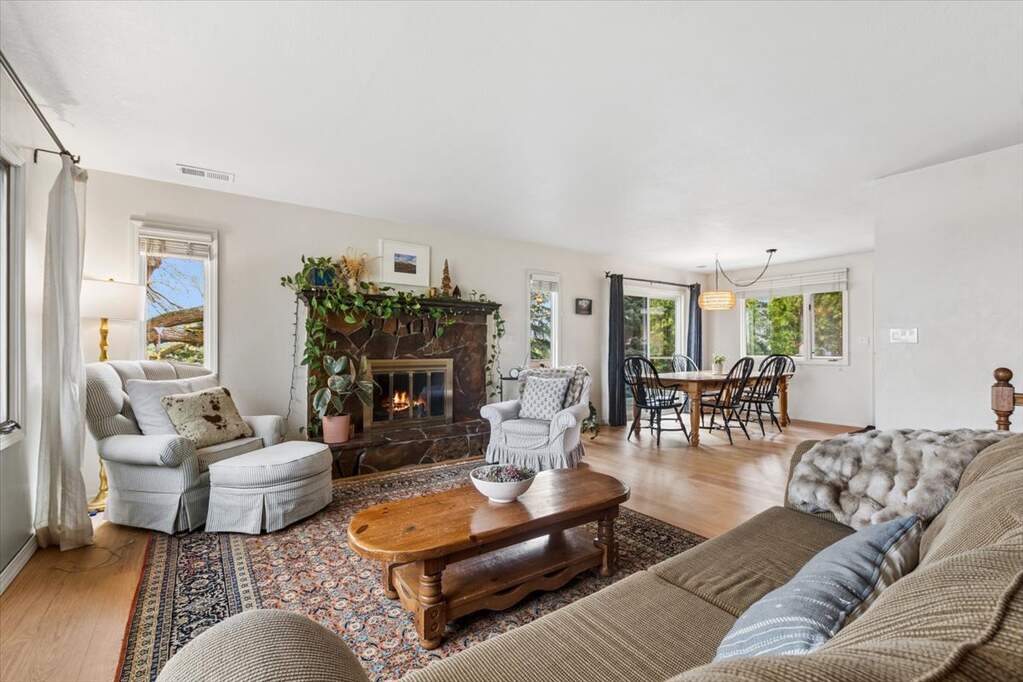 4 Bedroom Single Family Home/House's Image 3