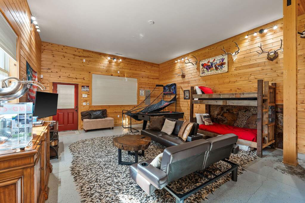 10 Bedroom Single Family Home/House's Image 103