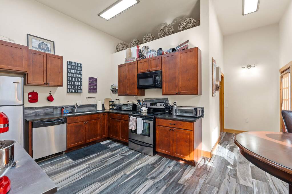 10 Bedroom Single Family Home/House's Image 104