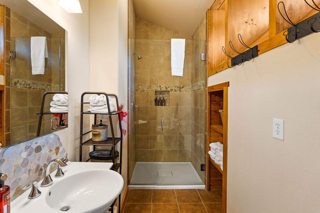 10 Bedroom Single Family Home/House's Image 110