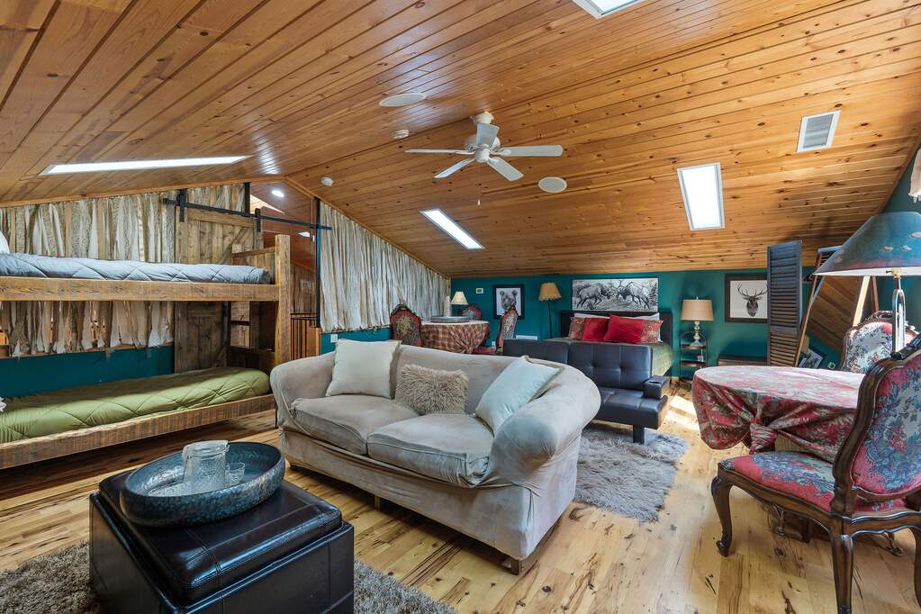10 Bedroom Single Family Home/House's Image 114