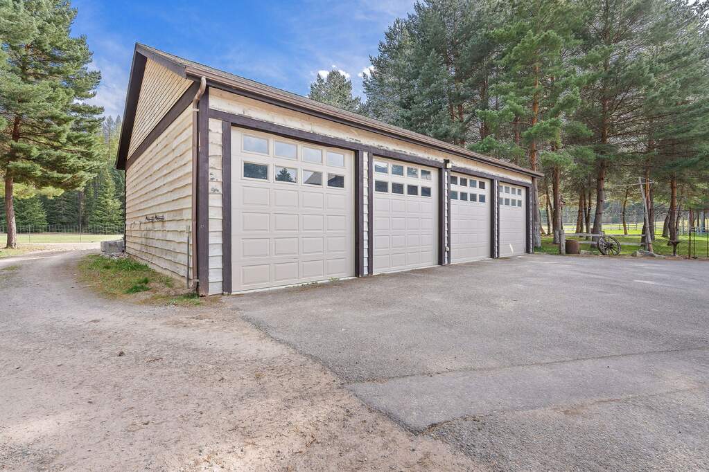 10 Bedroom Single Family Home/House's Image 121